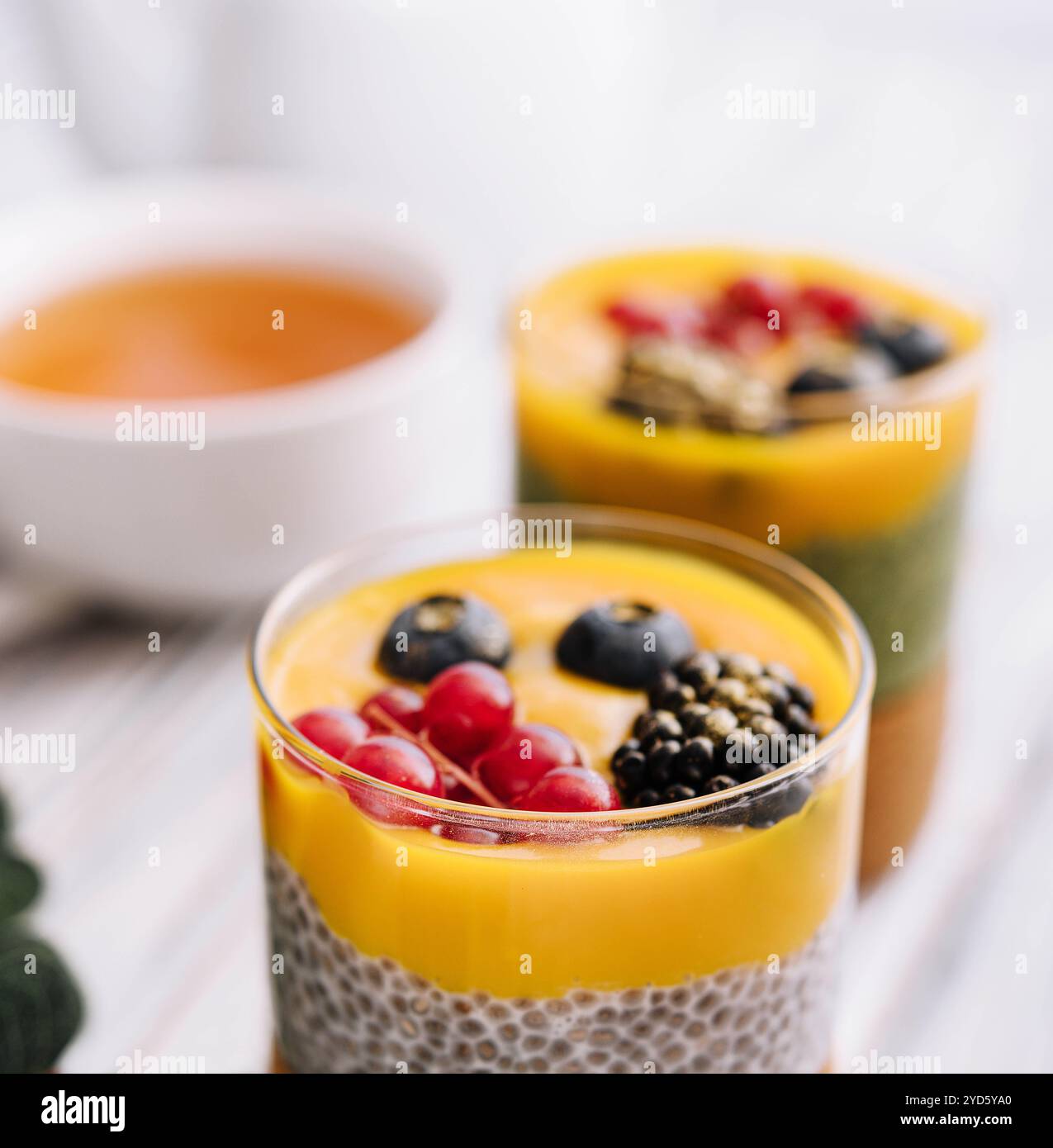 Pudding de chia végétalien sain avec sauce à la mangue et baies fraîches Banque D'Images