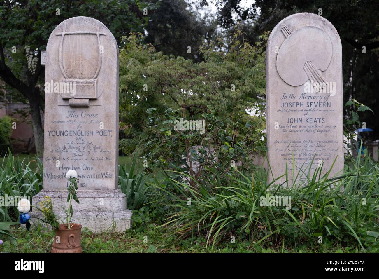Pierre tombale de John Keats et Joseph Severn dans le cimetière non catholique pour étrangers à Testaccio, Rome Italie Banque D'Images