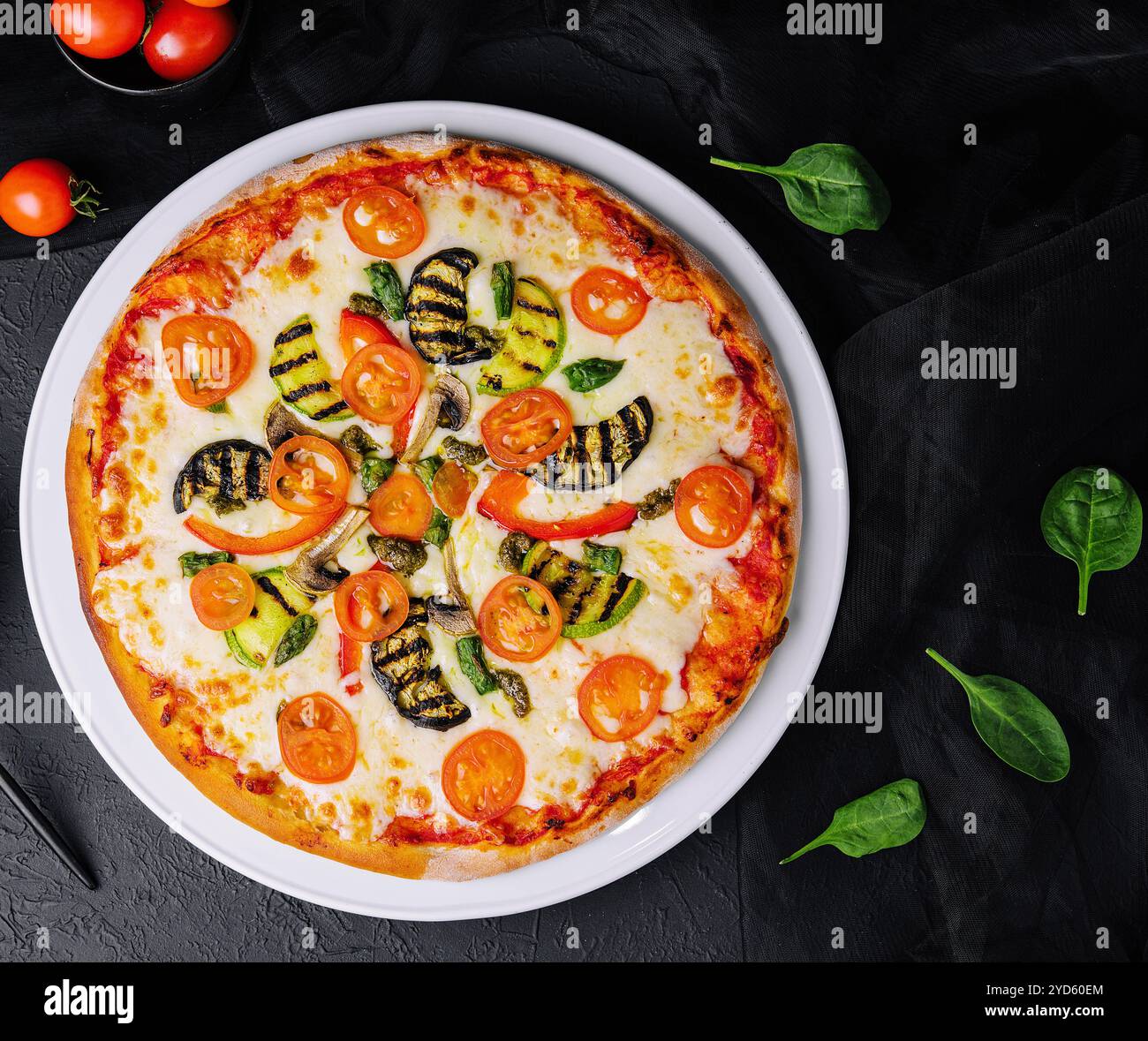 Pizza végétarienne avec courgettes, aubergines, champignons et tomates Banque D'Images