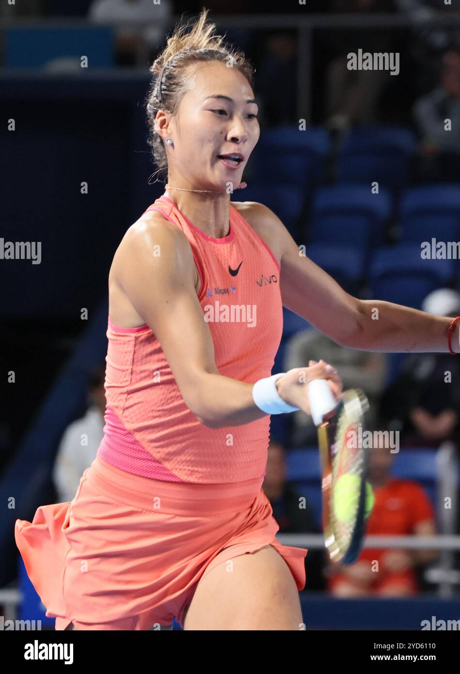 Tokyo, Japon. 25 octobre 2024. Zheng Qinwen, de Chine, retourne la balle contre Leylah Fernandez, du Canada, au quart de finale du tournoi de tennis ouvert panPacifique Toray au Colisée Ariake à Tokyo le vendredi 25 octobre 2024. Le premier Zheng a vaincu Fernandez. (Photo de Yoshio Tsunoda/AFLO) Banque D'Images