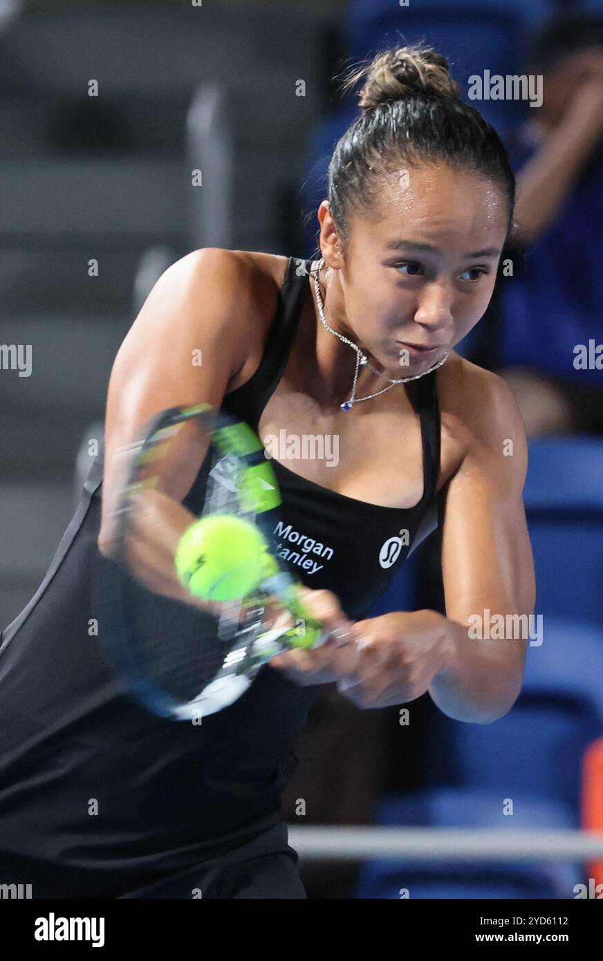 Tokyo, Japon. 25 octobre 2024. Leylah Fernandez, du Canada, retourne la balle contre Zheng Qinwen, de Chine, au quart de finale du tournoi de tennis de l’Open panpacifique Toray au Colisée Ariake à Tokyo le vendredi 25 octobre 2024. Le premier Zheng a vaincu Fernandez. (Photo de Yoshio Tsunoda/AFLO) Banque D'Images