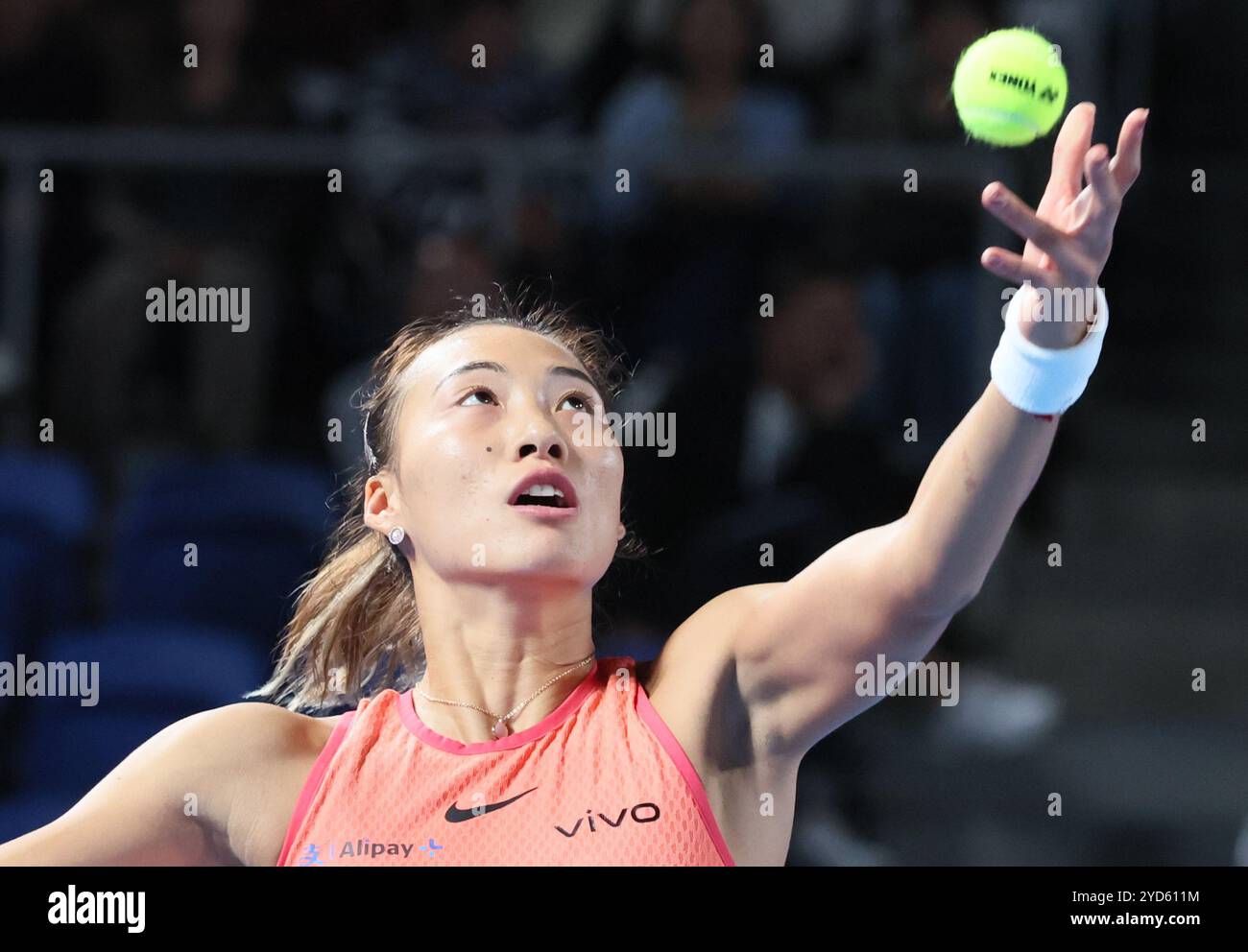 Tokyo, Japon. 25 octobre 2024. Zheng Qinwen, de Chine, lance la balle pour livrer un service contre Leylah Fernandez, du Canada, lors du match quart de finale de l’Open panpacifique Toray au Colisée Ariake à Tokyo le vendredi 25 octobre 2024. Le premier Zheng a vaincu Fernandez. (Photo de Yoshio Tsunoda/AFLO) Banque D'Images