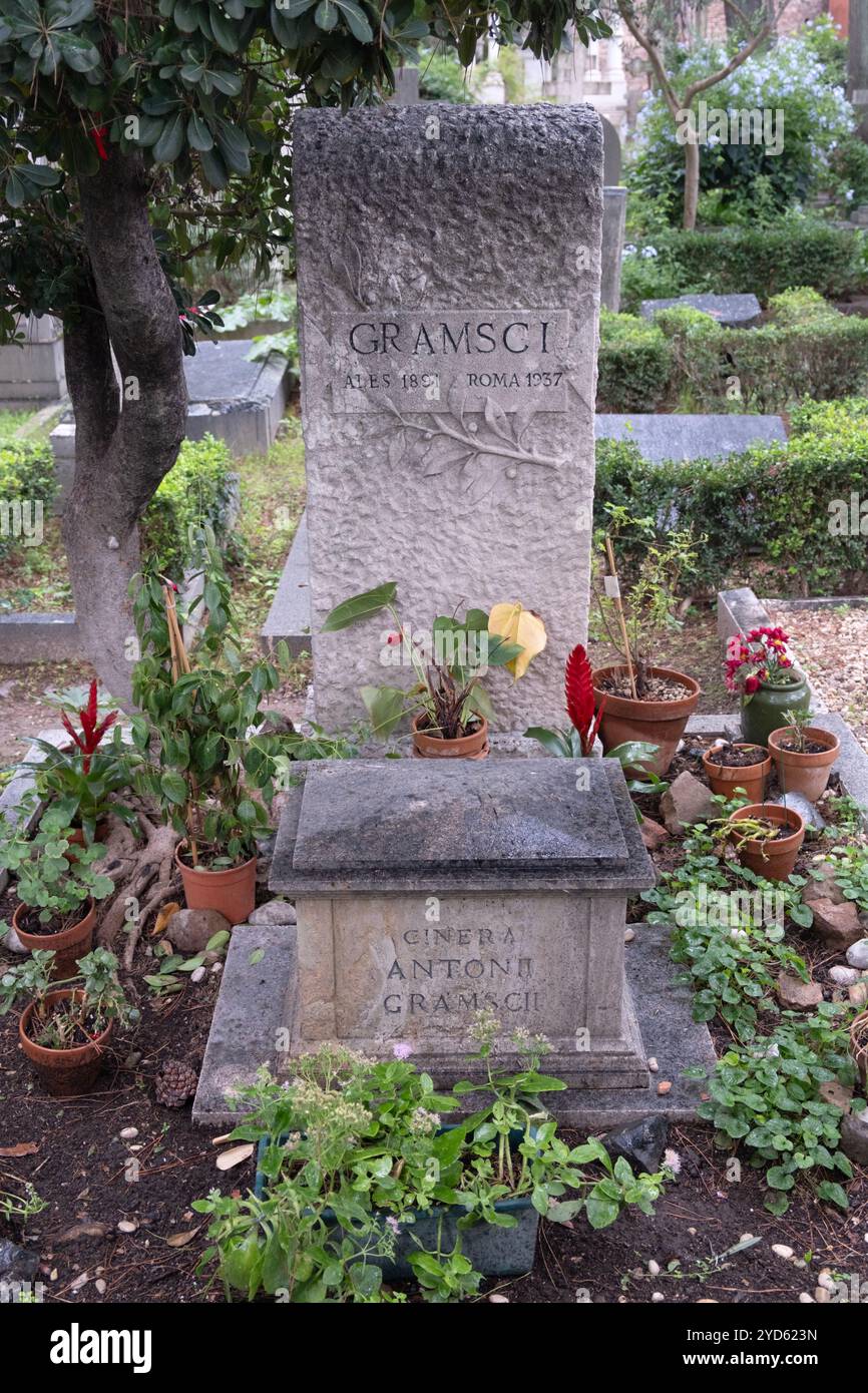 La tombe du marxiste italien Antonio Gramsci cimetière non catholique pour étrangers à Testaccio, Rome Italie Banque D'Images