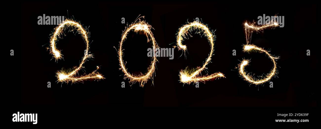 2025 écrit avec feu d'artifice scintillant, en-tête du nouvel an ou bannière web Banque D'Images
