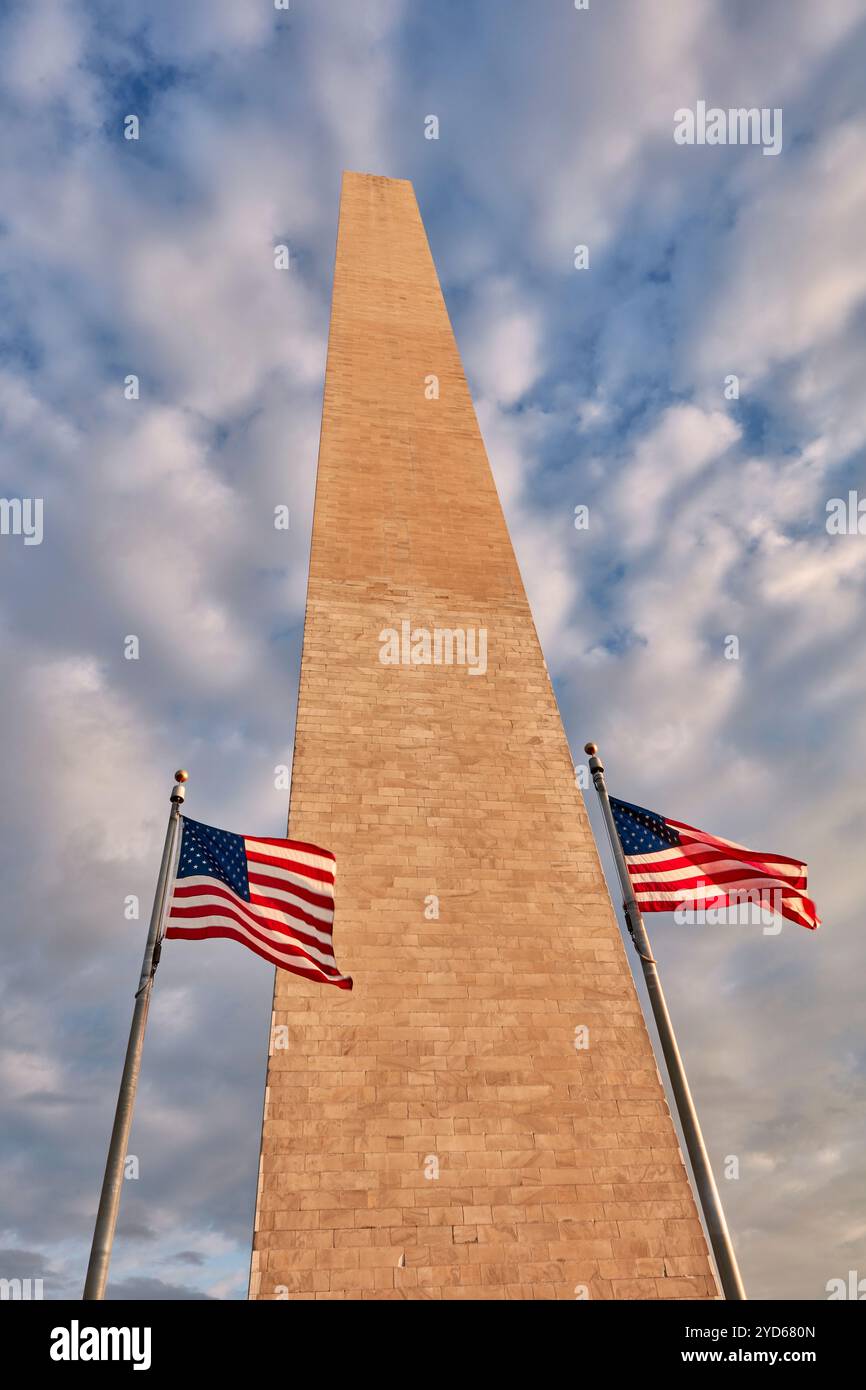 Une vue spectaculaire vers le haut du Washington Monument, photographié au coucher du soleil sous un ciel partiellement nuageux. L'obélisque emblématique est haut et majestueux, Banque D'Images