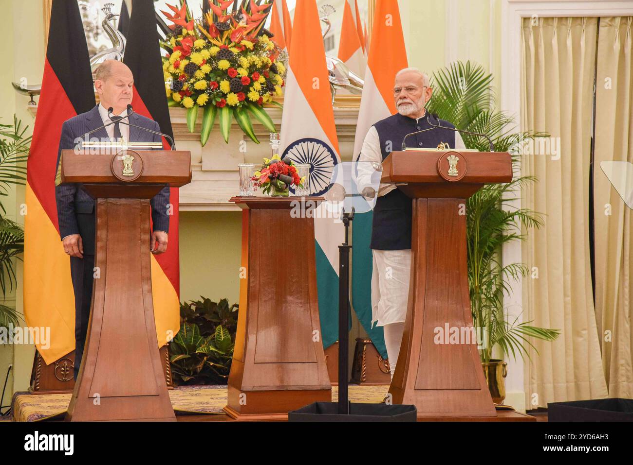 Le chancelier allemand Sholz avec le premier ministre Modi le premier ministre indien Narendra Modi avec le chancelier allemand Olaf Sholz lors d'une cérémonie de déclassement conjointe à Hyderabad House à New Delhi, le 25 octobre 2024. Les deux dirigeants auraient discuté de la collaboration dans l'Indo-Pacifique et de l'amélioration de la sécurité et du commerce entre les deux pays. New Delhi Delhi Inde Copyright : xSondeepxShankarx Banque D'Images