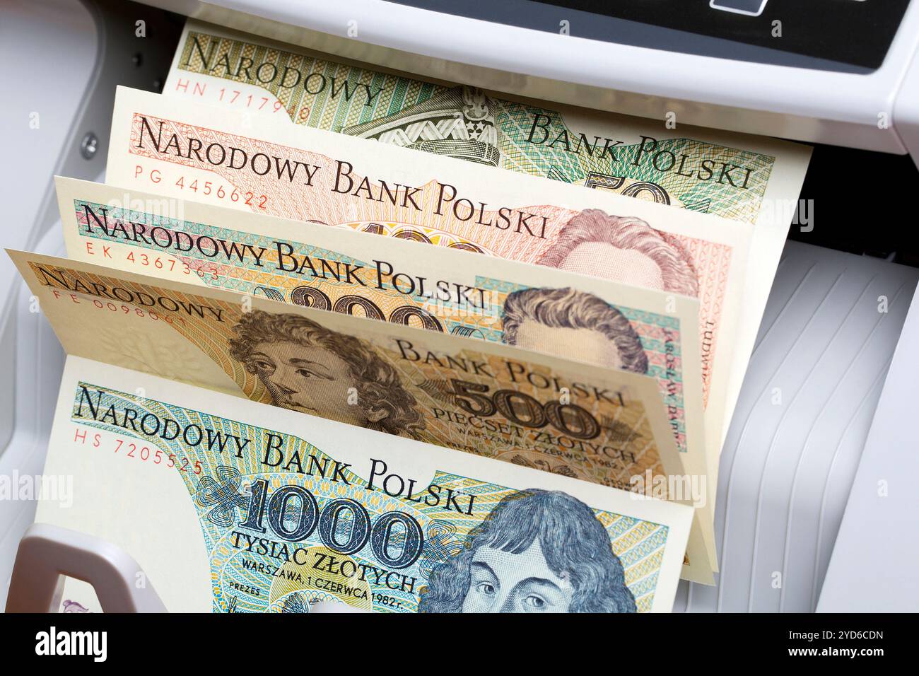 De l'argent polonais dans une machine à comptage Banque D'Images