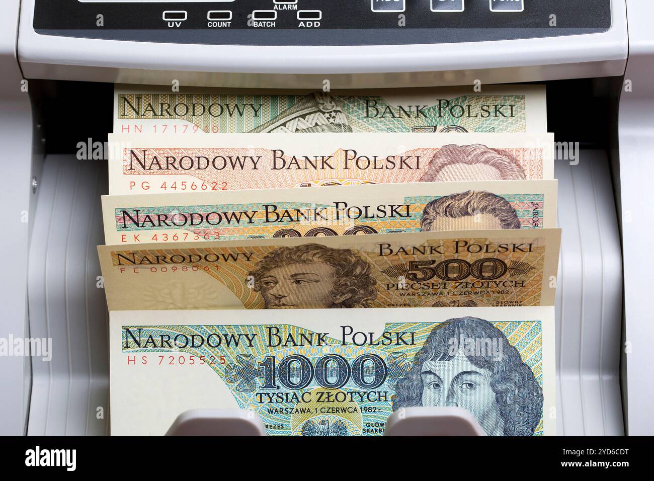 De l'argent polonais dans une machine à comptage Banque D'Images