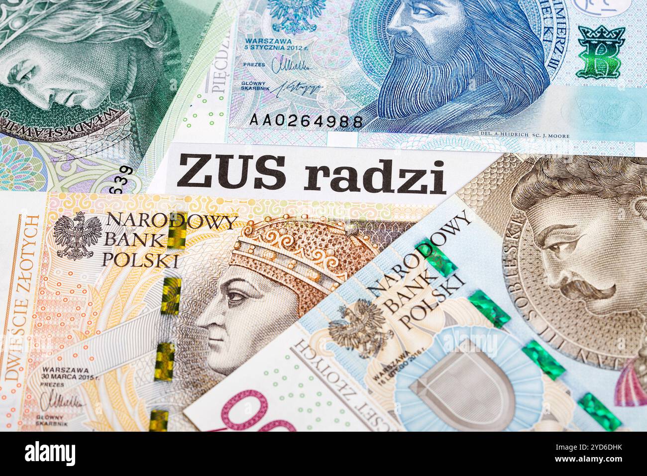 ZUS - institution polonaise d'assurance sociale - sur le fond du Zloty polonais Banque D'Images