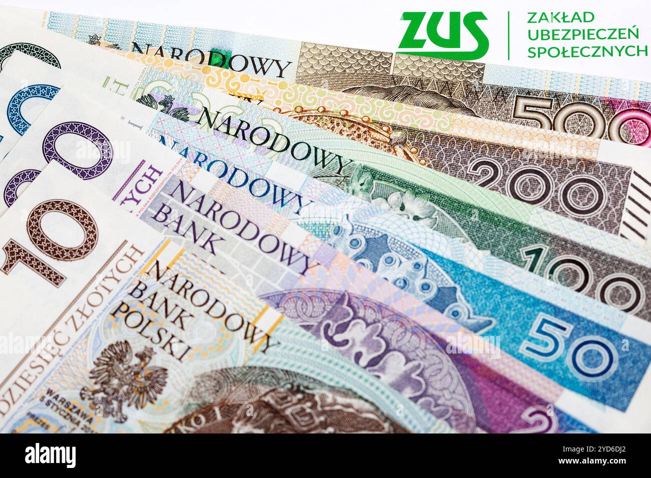 ZUS - institution polonaise d'assurance sociale - sur le fond du Zloty polonais Banque D'Images