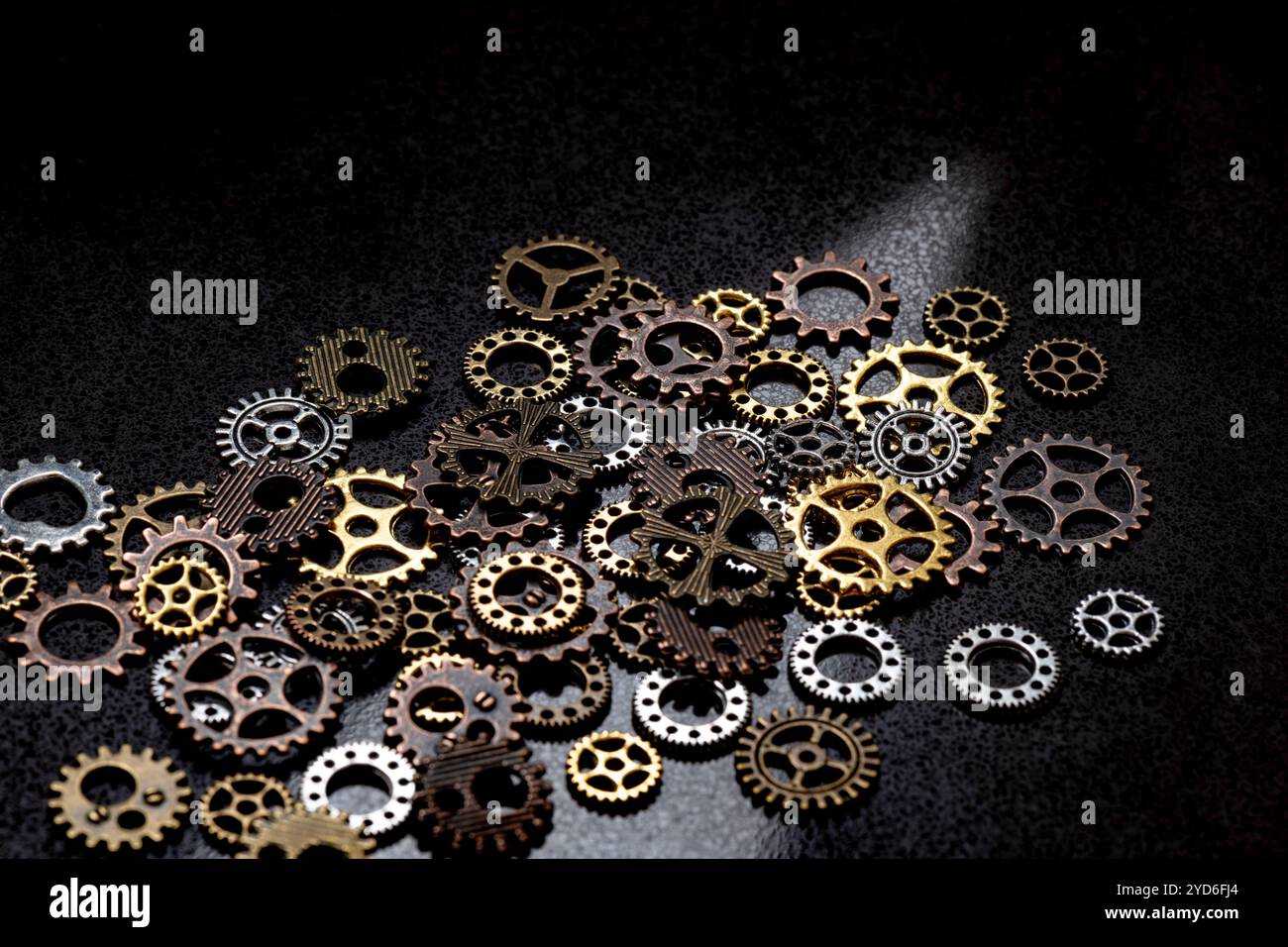 Beaucoup d'engrenages de style steampunk symbole mécanisme de montre de pièces d'horloge de fond brun clair de soleil Banque D'Images