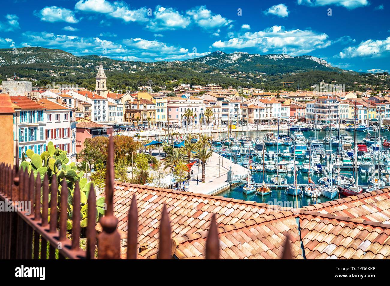 Ville de Sanary sur mer vue colorée sur le front de mer depuis la colline Banque D'Images