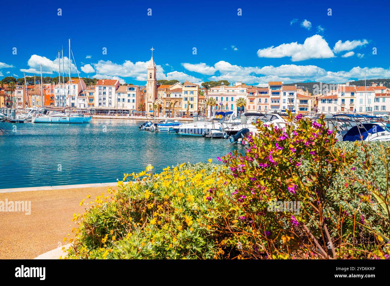 Ville de Sanary sur mer vue colorée sur le front de mer Banque D'Images