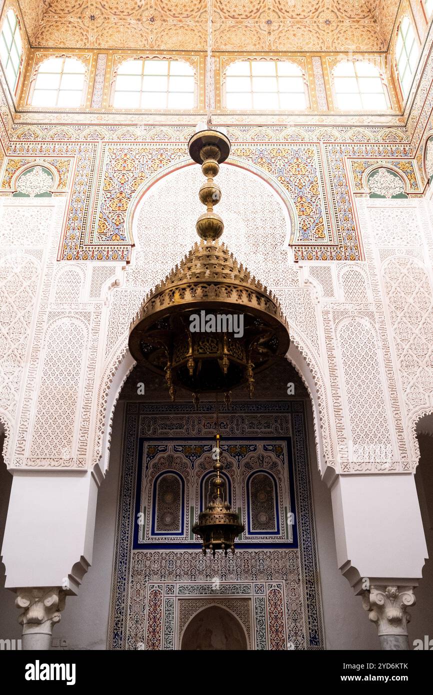 Intérieur du mausolée de Moulay Ismail à l'architecture islamique et le tombeau du célèbre sultan dans la ville de Meknès au Maroc le 31 octobre Banque D'Images