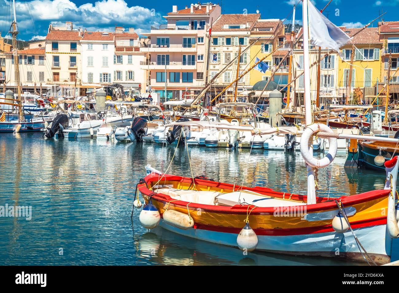 Ville de Sanary sur mer vue colorée sur le front de mer Banque D'Images