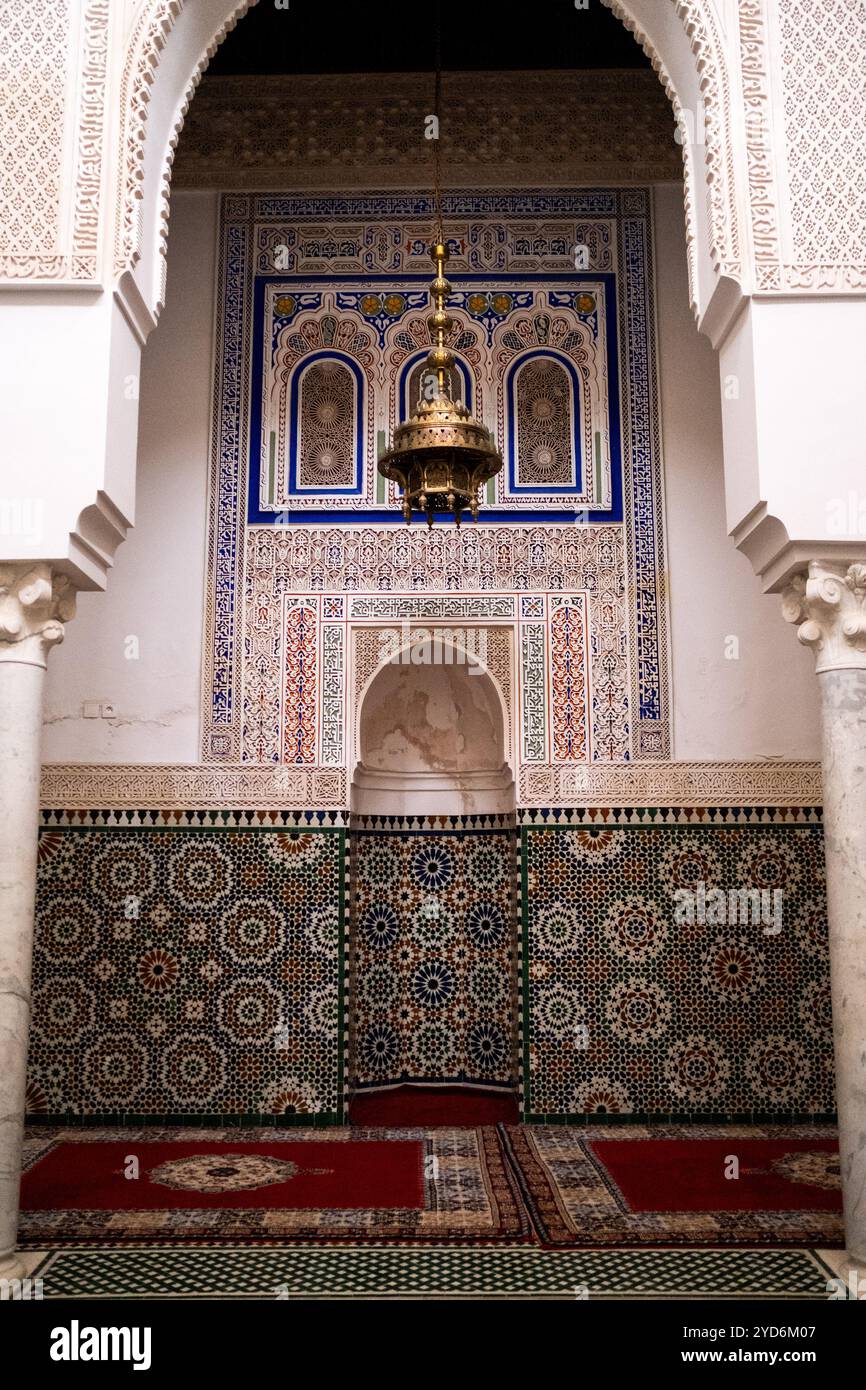 Intérieur du mausolée de Moulay Ismail à l'architecture islamique et le tombeau du célèbre sultan dans la ville de Meknès au Maroc le 31 octobre Banque D'Images