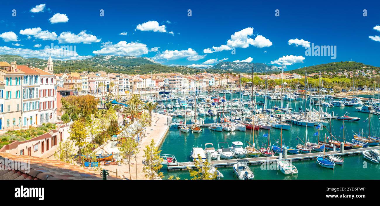 Ville de Sanary sur mer vue panoramique colorée sur le front de mer Banque D'Images
