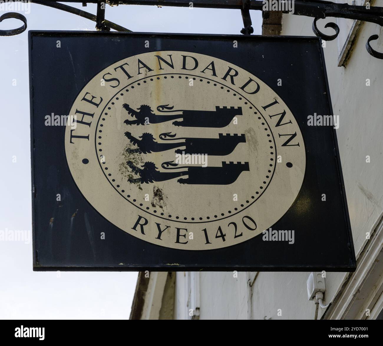 Panneau traditionnel de pub suspendu à la Standard Inn - public House - The Mint, Rye, East Sussex, Angleterre, Royaume-Uni Banque D'Images