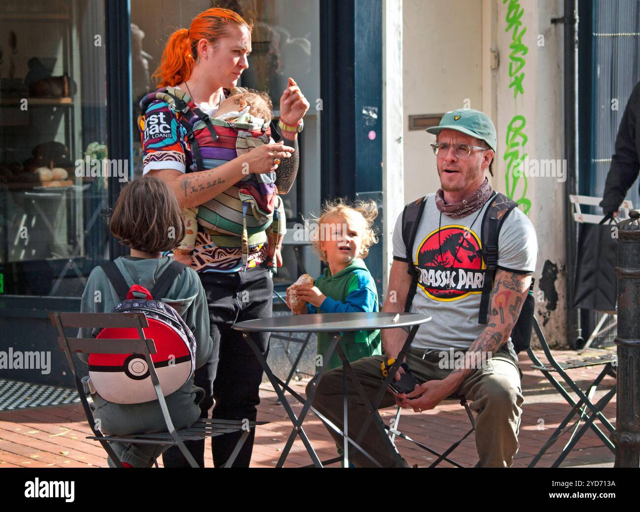 Une jeune famille dans la région de North laine à Brighton Banque D'Images