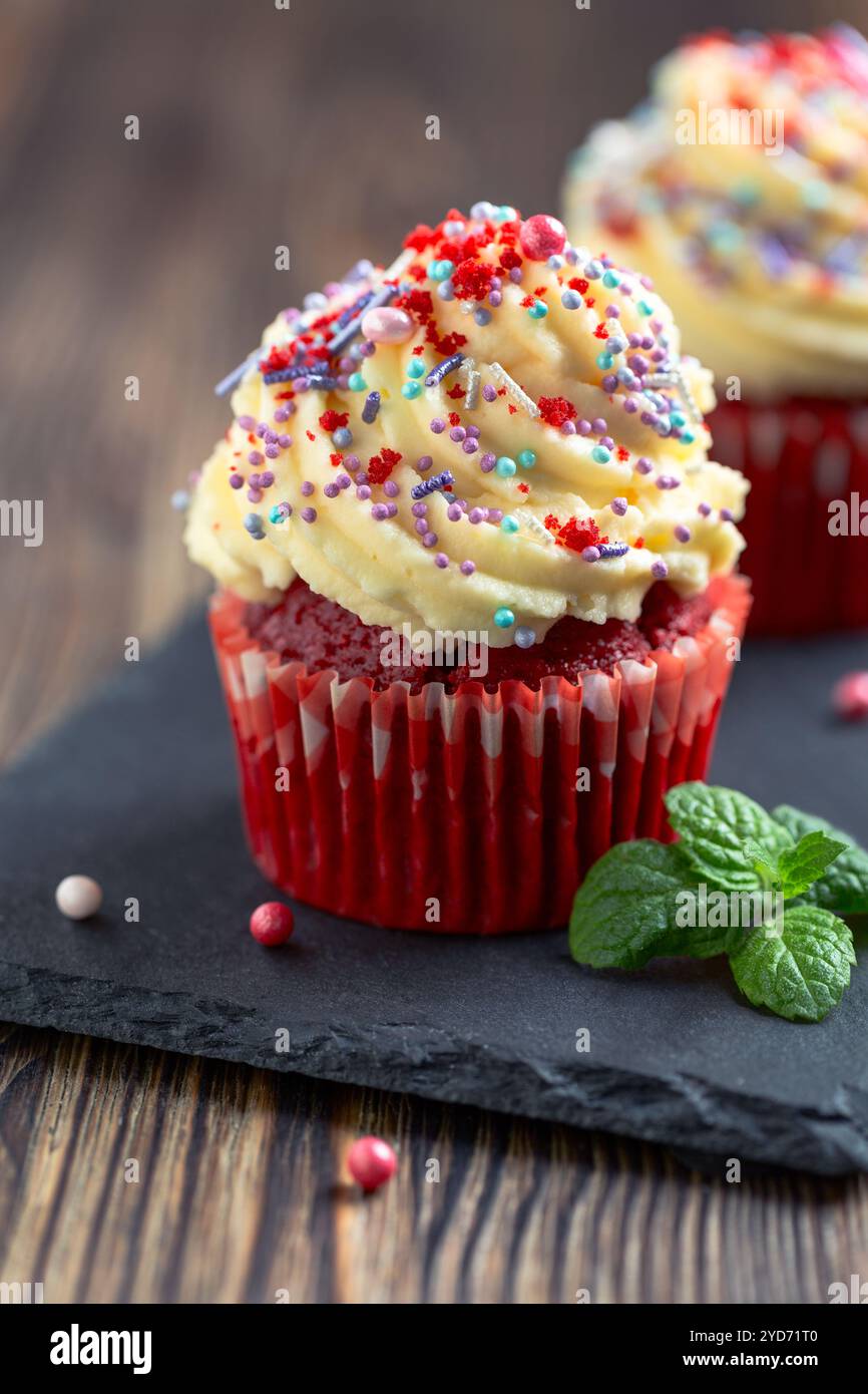 Petit gâteau en velours rouge gros plan. Banque D'Images