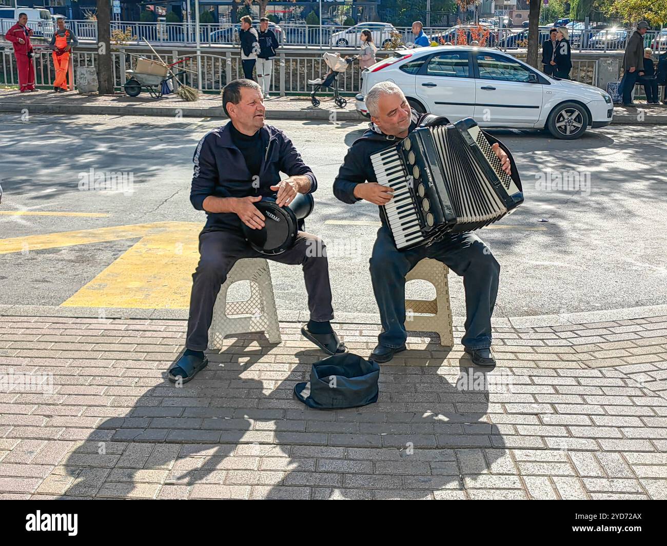 Street Serenade : deux hommes jouant sur Darbuka et accordéon à main un jour ensoleillé Banque D'Images