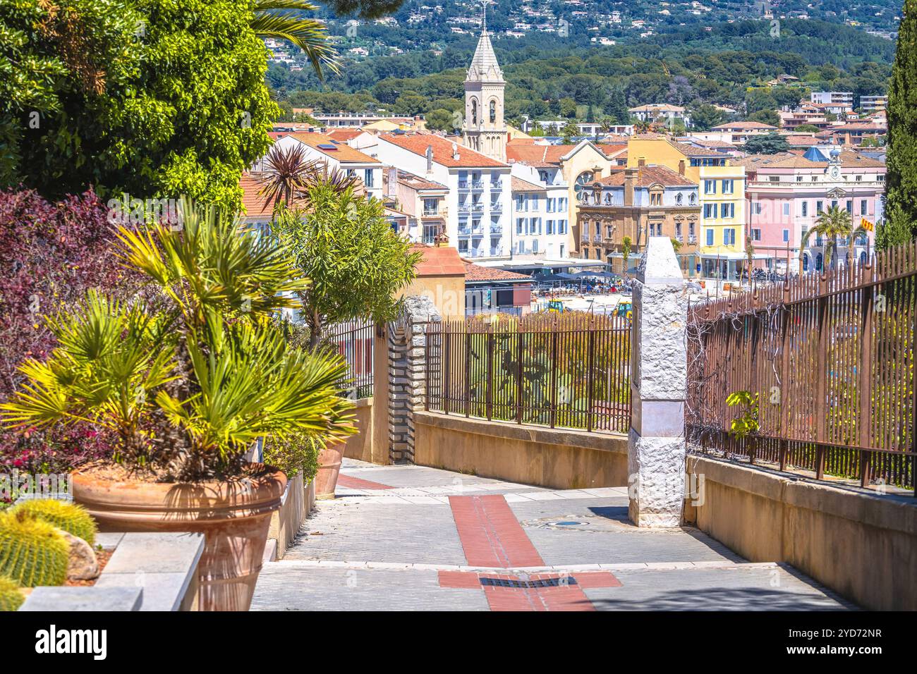 Ville de Sanary sur mer vue depuis la promenade de la colline Banque D'Images