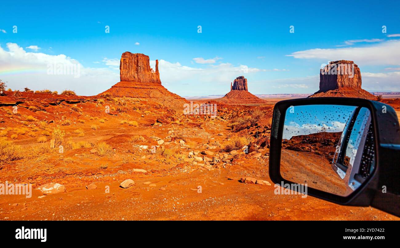 Le miroir de voiture reflète le paysage. Banque D'Images