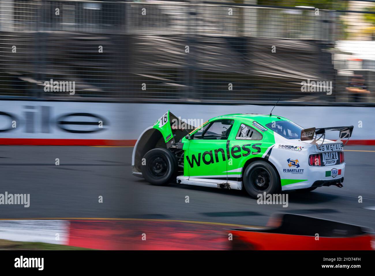 Gold Coast, Queensland, Australie. 25 octobre 2024. CODY BREWCZYNSKI (18 ans) rattrape le dernier virage avec d'importants dommages à sa voiture lors des essais pour les voitures de course Aussie, vendredi au Boost Mobile Gold Coast 500. (Crédit image : © James Forrester/ZUMA Press Wire) USAGE ÉDITORIAL SEULEMENT! Non destiné à UN USAGE commercial ! Banque D'Images