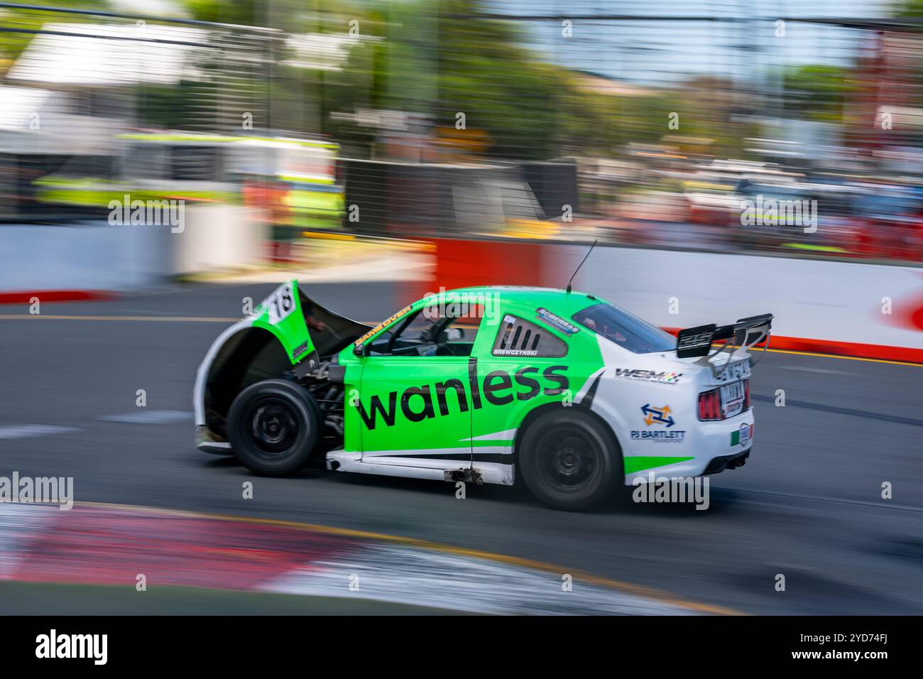 Gold Coast, Queensland, Australie. 25 octobre 2024. CODY BREWCZYNSKI (18 ans) rattrape le dernier virage avec d'importants dommages à sa voiture lors des essais pour les voitures de course Aussie, vendredi au Boost Mobile Gold Coast 500. (Crédit image : © James Forrester/ZUMA Press Wire) USAGE ÉDITORIAL SEULEMENT! Non destiné à UN USAGE commercial ! Banque D'Images