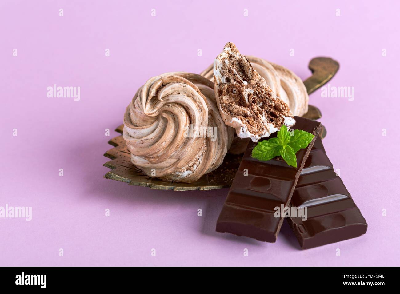 Meringues au chocolat noir en gros plan. Banque D'Images