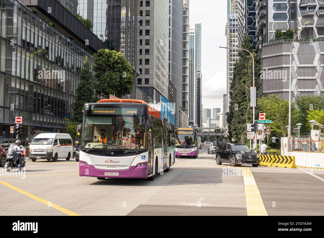 SBS transit Scania transport en bus public traversant la route Straits blvd quartier financier du centre-ville de Singapour Banque D'Images