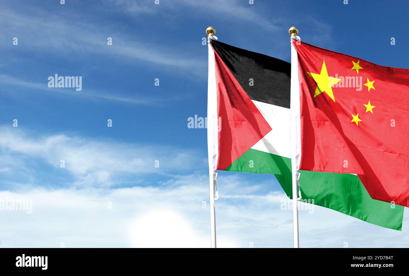 Drapeau chinois et drapeau palestinien sur ciel nuageux. ondulant dans le ciel Banque D'Images