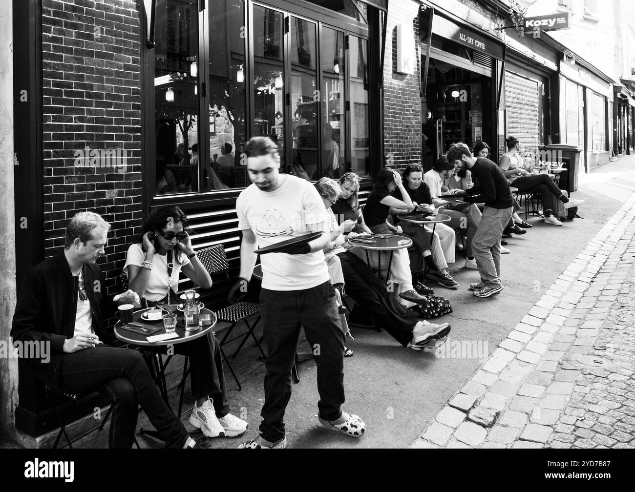 Noir et blanc, Trendy Cafe, Kozy, Montmartre, Paris, France, Europe, UE. Banque D'Images