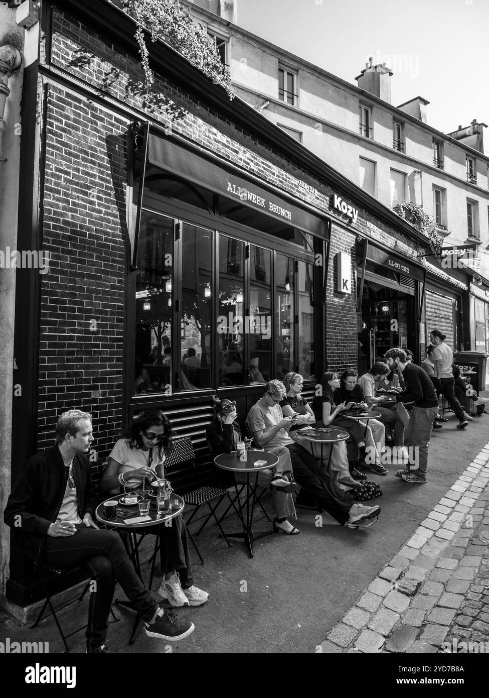 Noir et blanc, Trendy Cafe, Kozy, Montmartre, Paris, France, Europe, UE. Banque D'Images