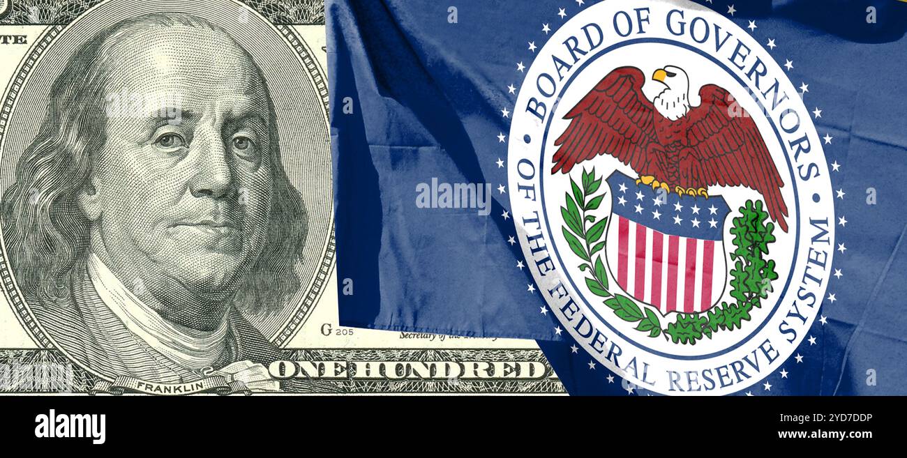 Gros plan du drapeau de la réserve fédérale avec des billets de 100 dollars. inflation. Hausse des taux d'intérêt conceptuel i Banque D'Images