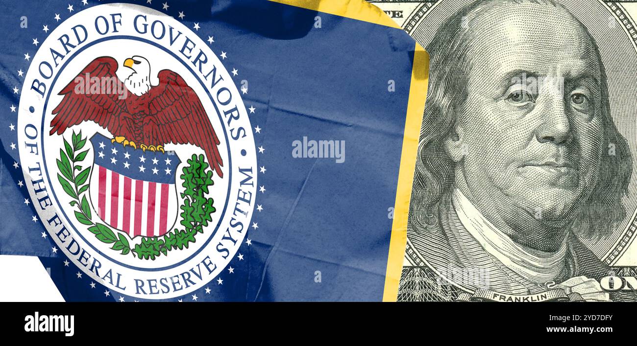 Gros plan du drapeau de la réserve fédérale avec des billets de 100 dollars. inflation. Hausse des taux d'intérêt conceptuel i Banque D'Images