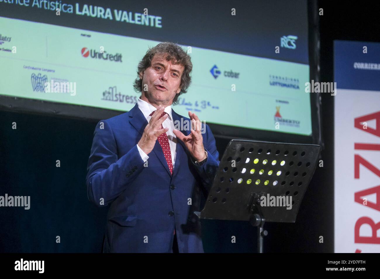 Naples, Italie. 25 octobre 2024. Alberto Angela, vulgarisateur et documentariste, lors de l’événement organisé par corriere della sera DÉMOCRATIE ET POUVOIR le pouvoir de la beauté, la démocratie de la culture. Crédit : Live Media Publishing Group/Alamy Live News Banque D'Images