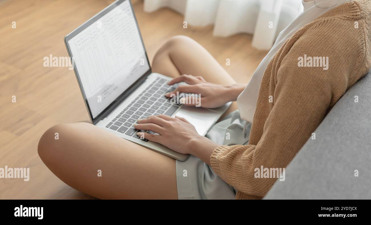 Femme travaillant à l'aide d'un ordinateur portable computerÂ mains tapant sur le clavier. écrire un blog. Travailler à la maison sont dans la main doigt écriture Banque D'Images