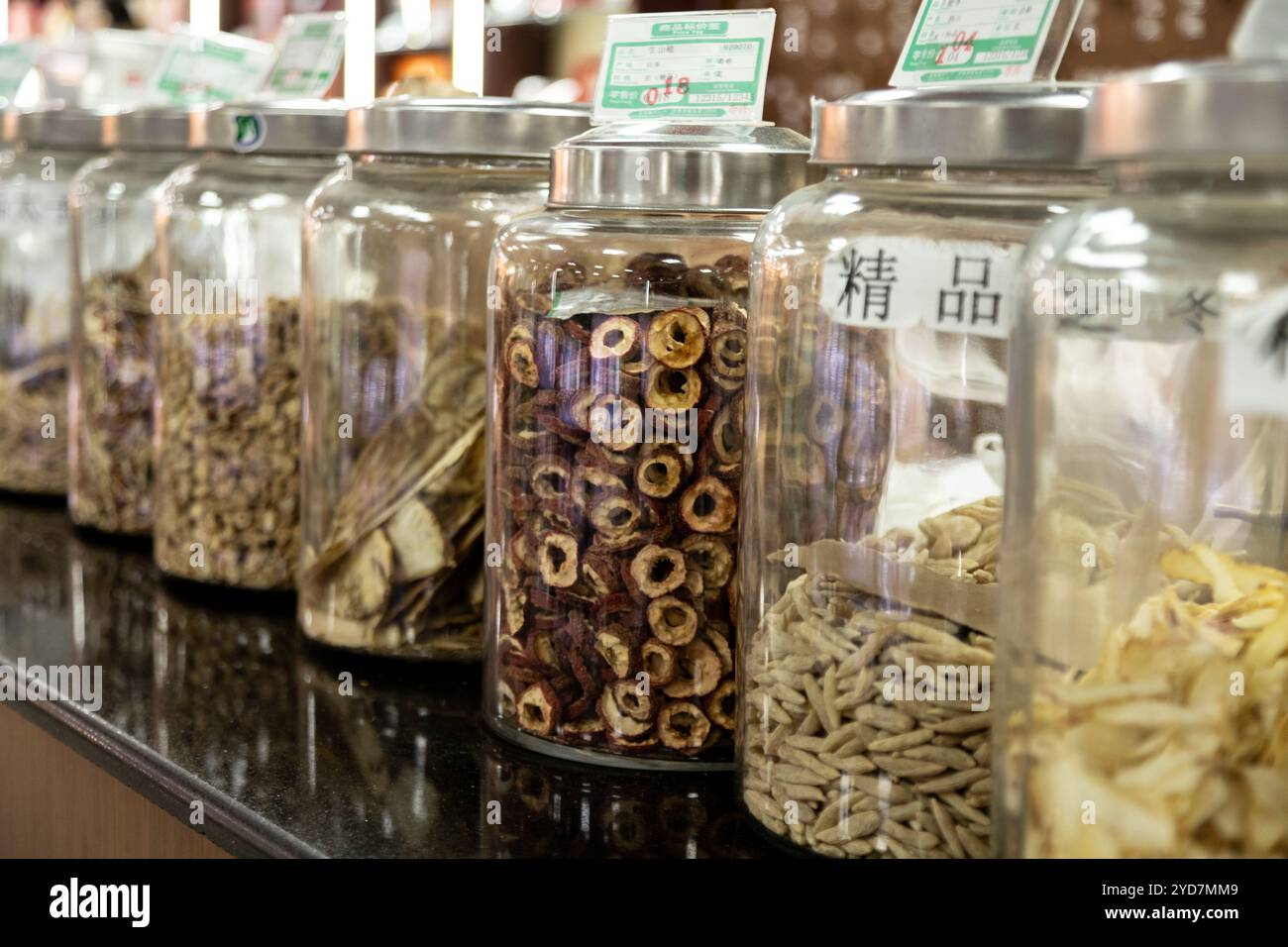 Pharmacie traditionnelle chinoise à base de plantes Pékin avec des pots de médecine et des hebs Banque D'Images