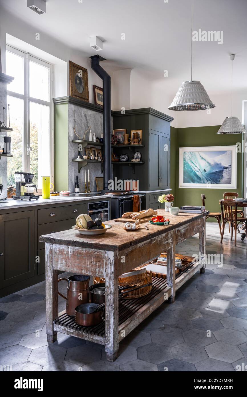 Préparation des aliments sur table en bois dans la cuisine vert olive de villa de luxe mise à jour dans le sud de la France. Banque D'Images