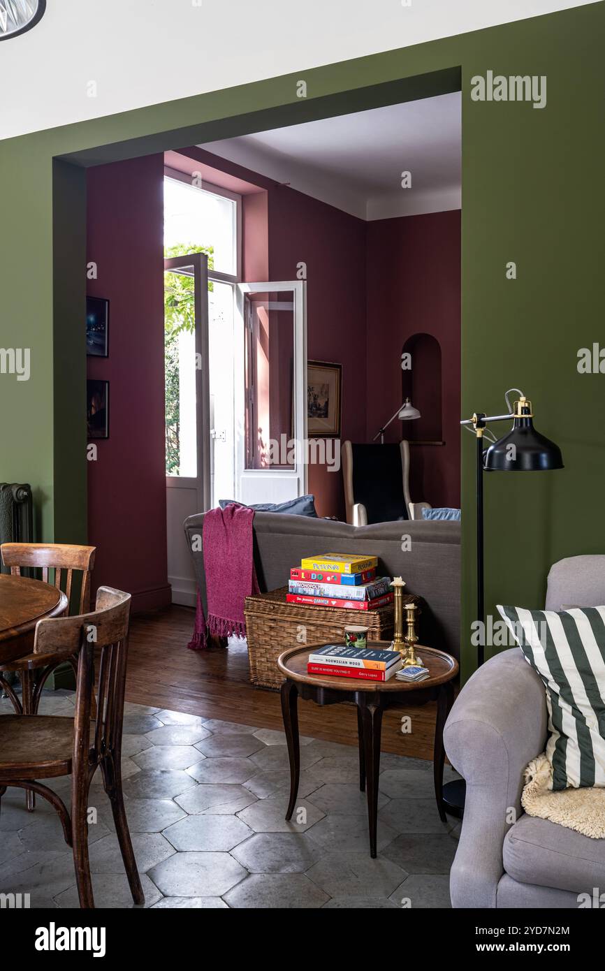 Cloison vert olive dans une villa de luxe mise à jour dans le sud de la France. Banque D'Images