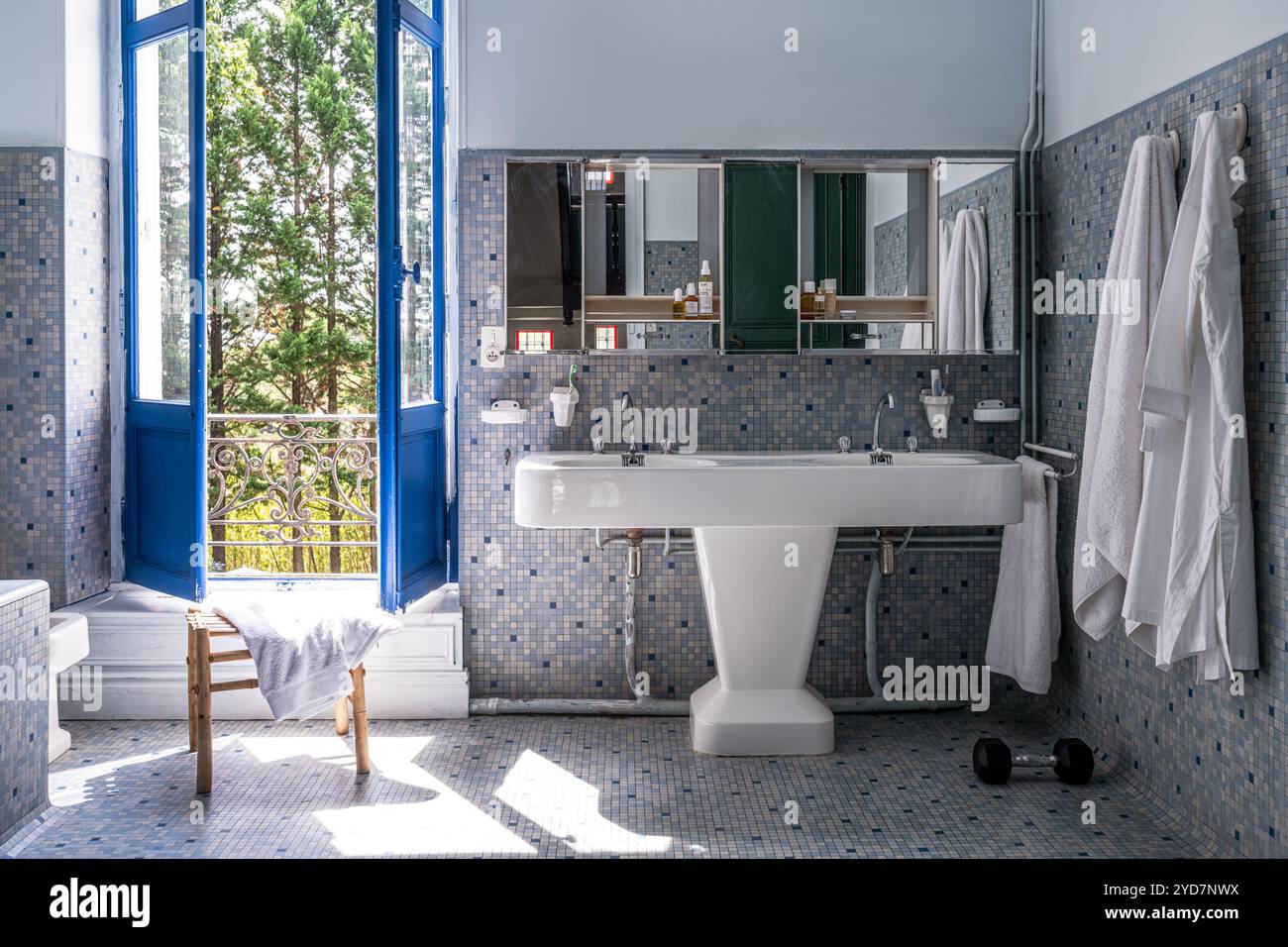 Salle de bain carrelée de mosaïque grise dans une villa de luxe dans le sud de la France. Banque D'Images