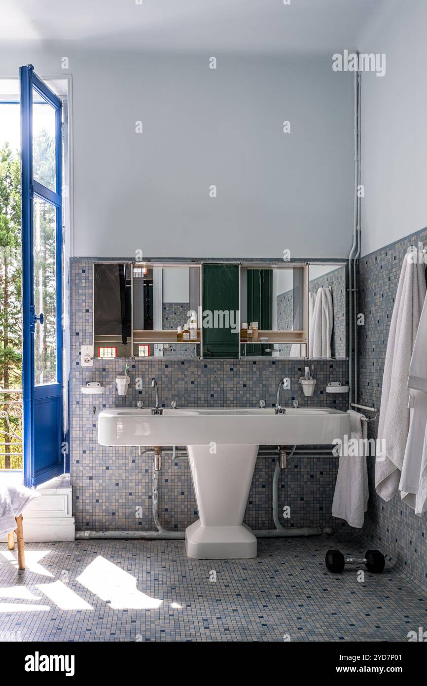 Salle de bain carrelée de mosaïque grise dans une villa de luxe dans le sud de la France. Banque D'Images