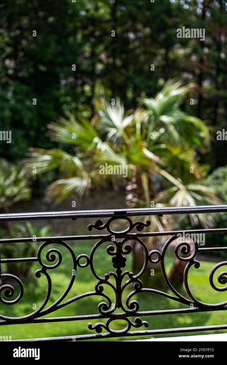 Détail balcon en fer forgé avec vue sur le jardin de la villa de luxe dans le sud de la France. Banque D'Images
