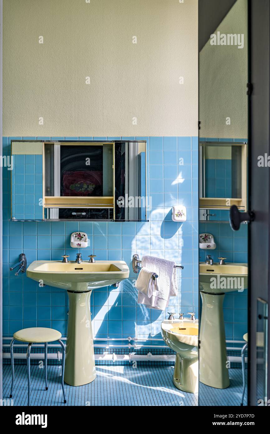 Salle de bain carrelée bleue dans une villa de luxe dans le sud de la France. Banque D'Images