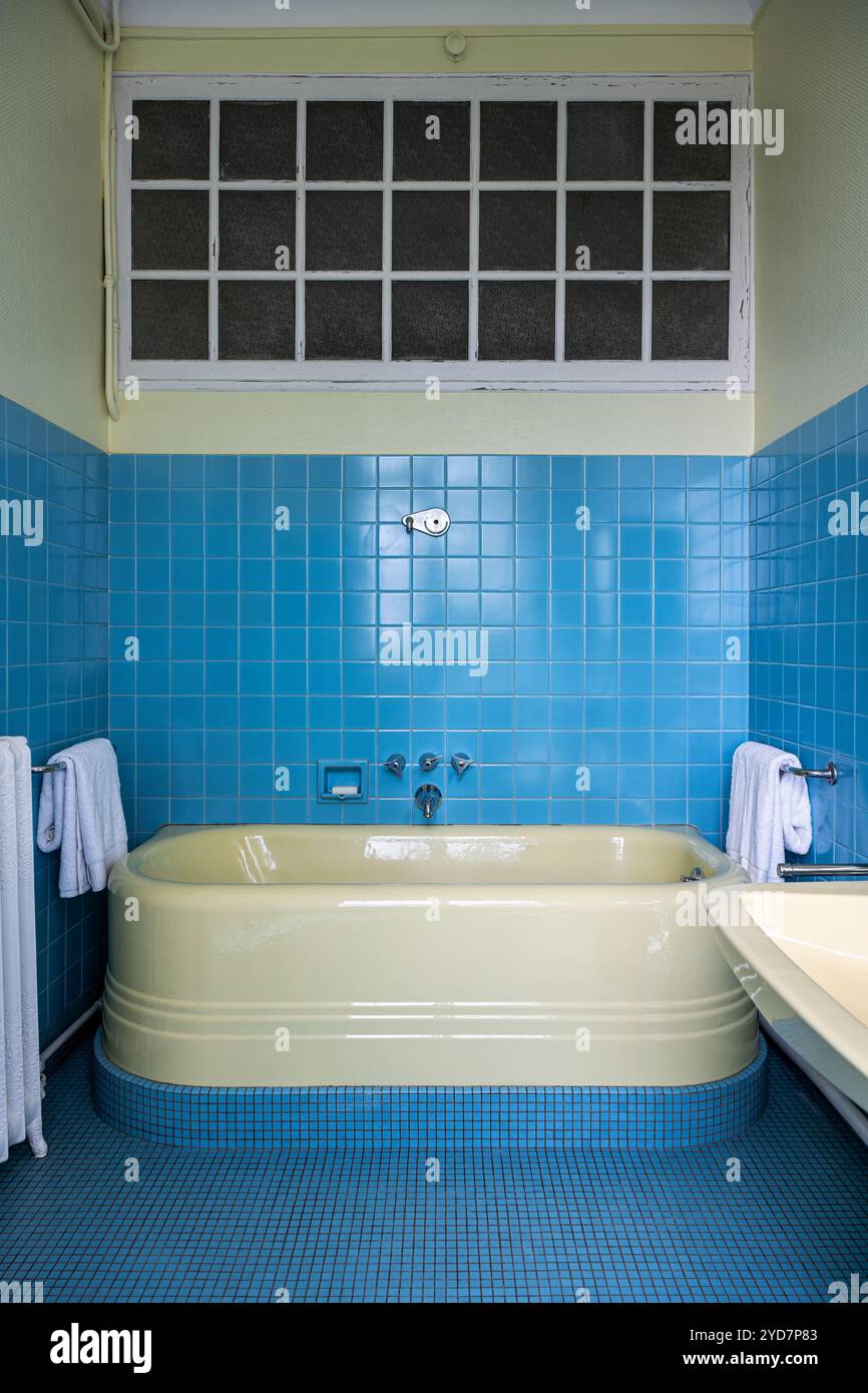 Salle de bain carrelée bleue dans une villa de luxe dans le sud de la France. Banque D'Images