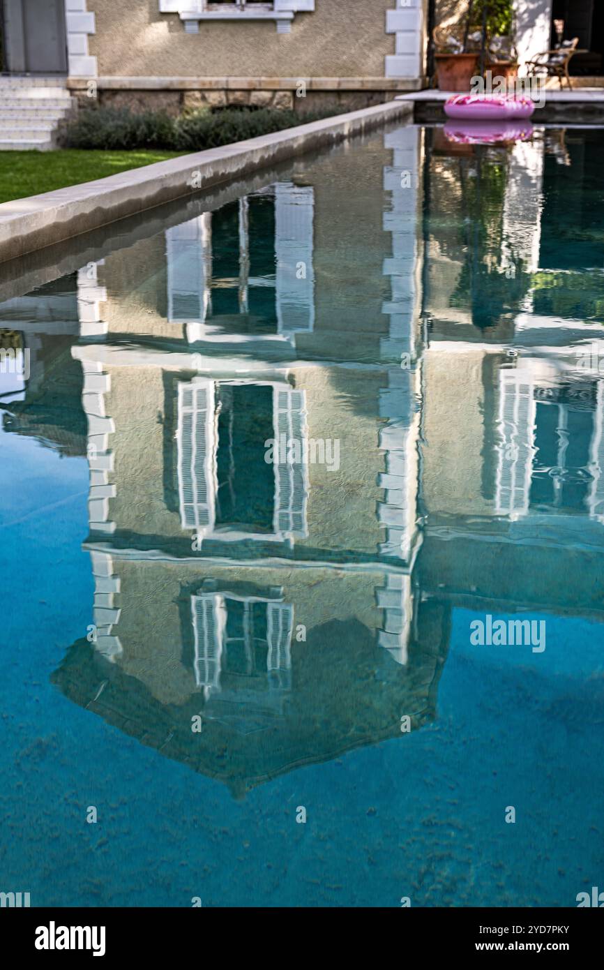 Villa de luxe dans le sud de la France reflétée sur la surface de l'eau de la piscine. Banque D'Images