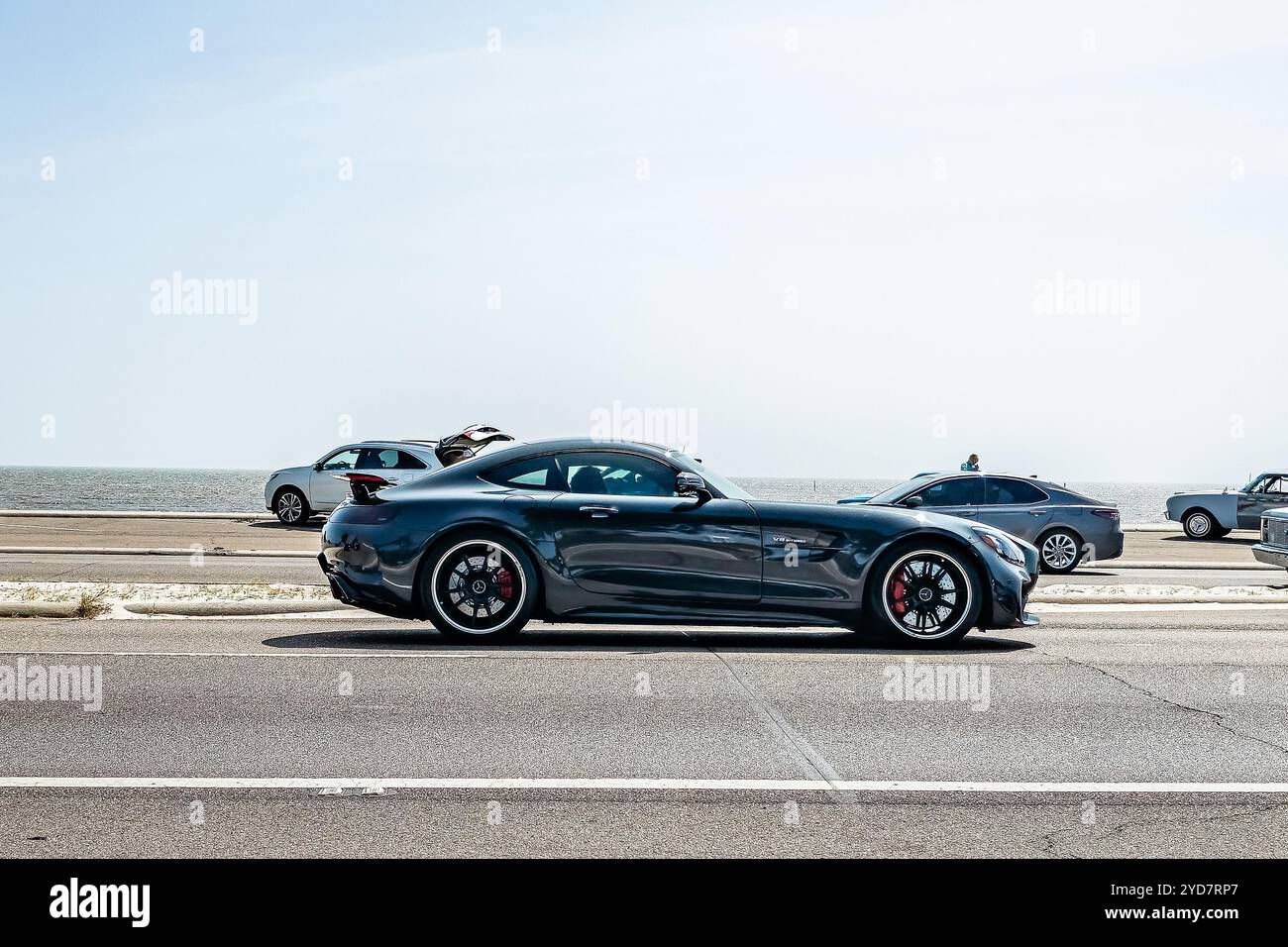 Gulfport, MS - 04 octobre 2023 : vue latérale grand angle d'une Mercedes Benz AMG GTR Pro coupé 2020 à un salon automobile local. Banque D'Images