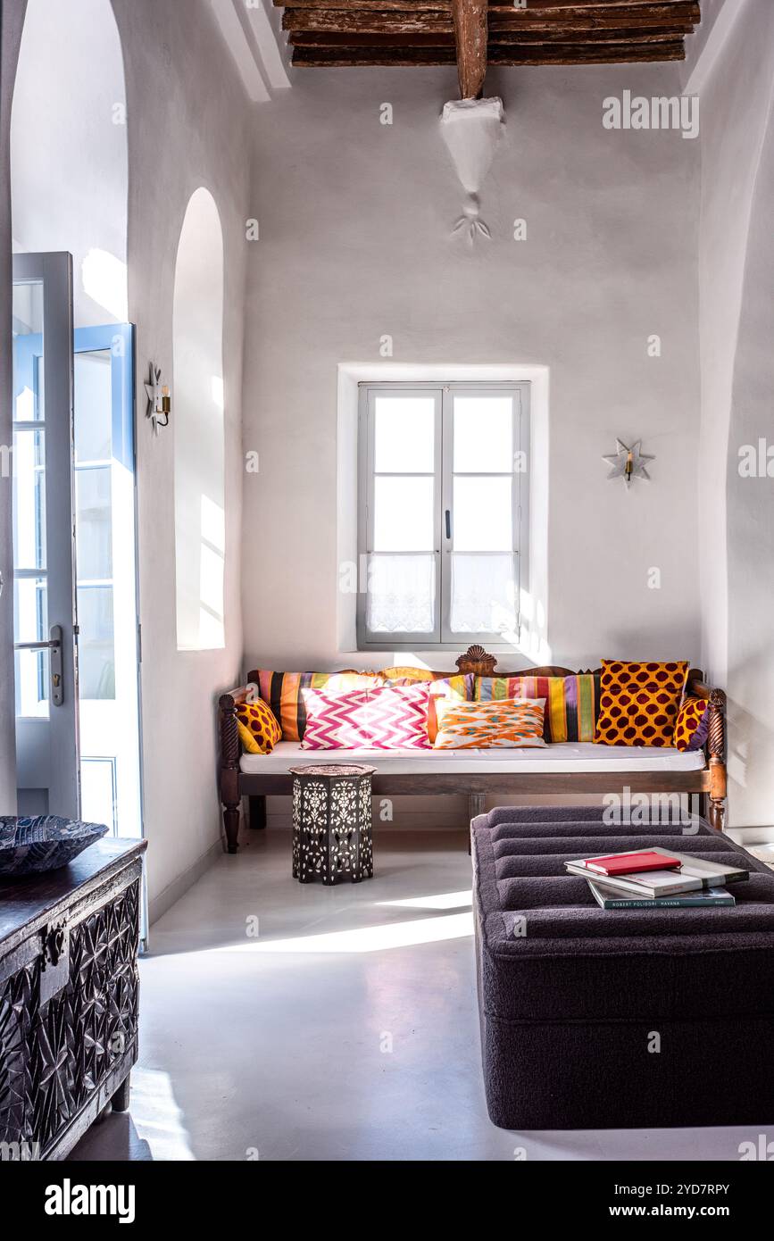 Canapé avec coussins lumineux dans le salon de la maison historique sur l'île de Tinos en Grèce Banque D'Images
