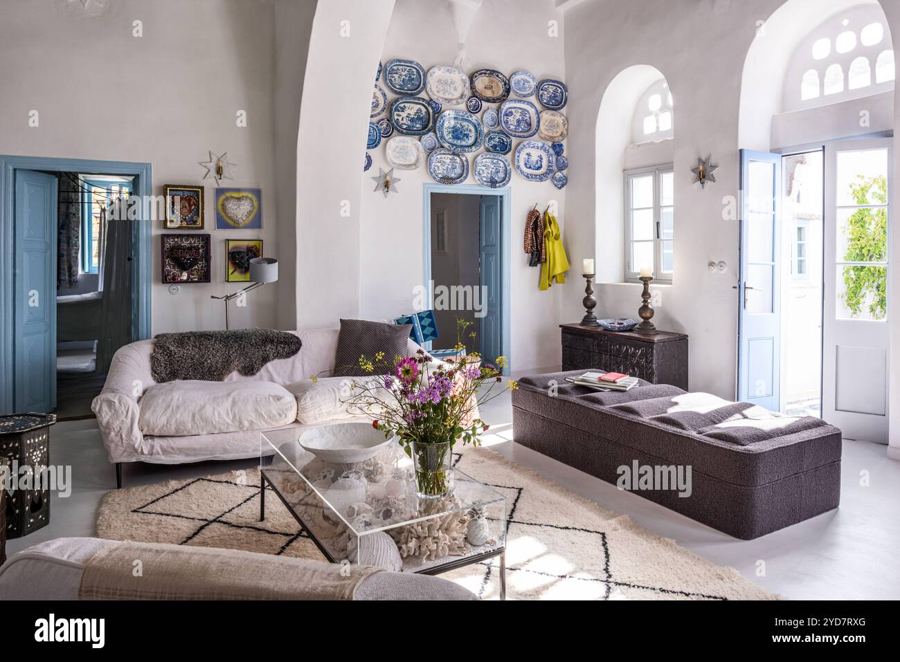 Plaques en céramique murales et coin salon dans une maison historique sur l'île de Tinos en Grèce Banque D'Images